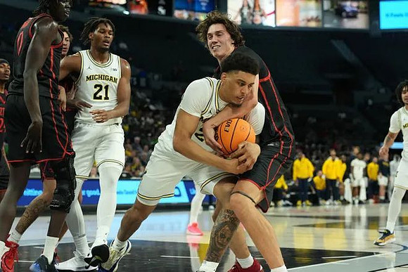 Morez Johnson Jr. (21) and Yaxel Lendeborg (23)