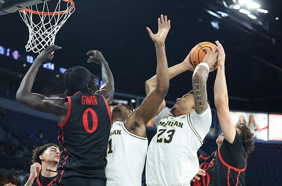 Morez Johnson Jr. (21) and Yaxel Lendeborg (23)