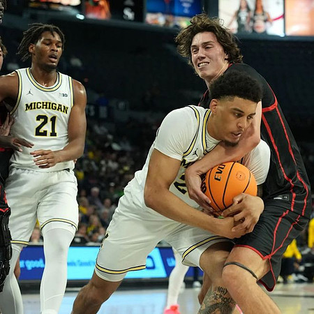 Morez Johnson Jr. (21) and Yaxel Lendeborg (23)