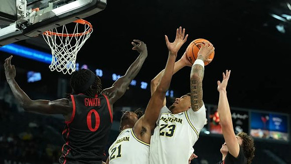 Morez Johnson Jr. (21) and Yaxel Lendeborg (23)