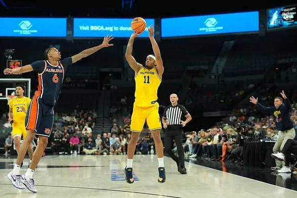 Yaxel Lendeborg (23) and Roddy Gayle Jr. (11)