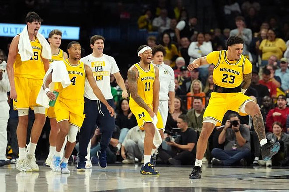 Yaxel Lendeborg (23) and Michigan Team