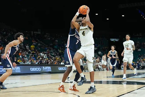 Nimari Burnett (4) and Yaxel Lendeborg (23)