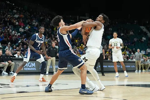 Morez Johnson Jr. (21) and Yaxel Lendeborg (23)