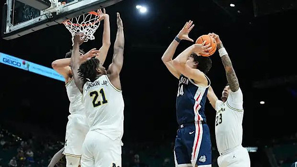 Aday Mara (15), Morez Johnson Jr. (21), and Yaxel Lendeborg (23)