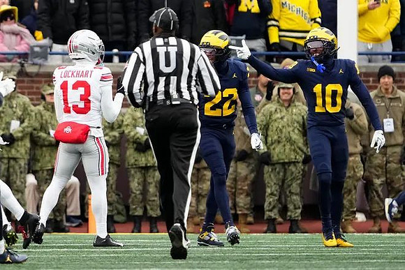 Elijah Dotson (22) and Zeke Berry (10)