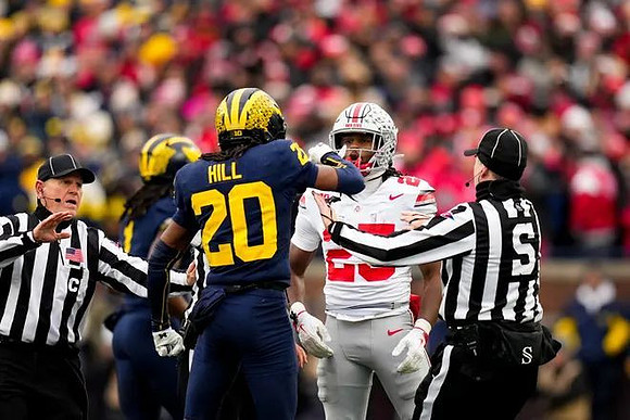 Jaishawn Barham (1) and Jyaire Hill (20)
