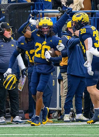 Jyaire Hill (20) and Jimmy Rolder (30)