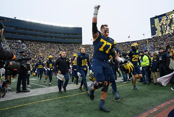 Blake Frazier (77) and Michigan Team