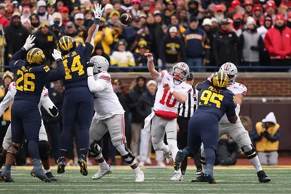 Rayshaun Benny (26), Ernest Hausmann (15), and Trey Pierce (95)