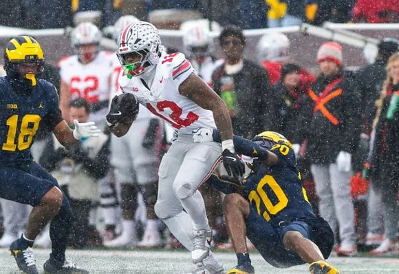 Troy Bowles (18) and Jyaire Hill (20)
