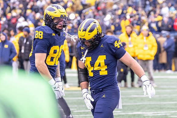 Deakon Tonielli (88) and Max Bredeson (44)