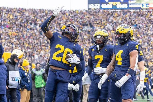 Jyaire Hill (20), TJ Metcalf (7), and TJ Guy (4)