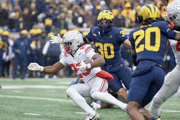 Jimmy Rolder (30) and Jyaire Hill (20)