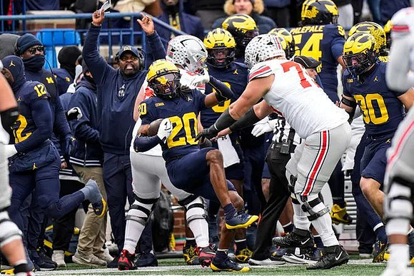 Jyaire Hill (20) and Jimmy Rolder (30)