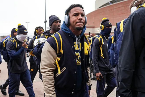 Jordan Marshall (23) and Michigan Team