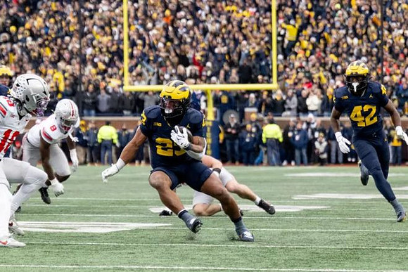 Jordan Marshall (23) and Jalen Hoffman (42)