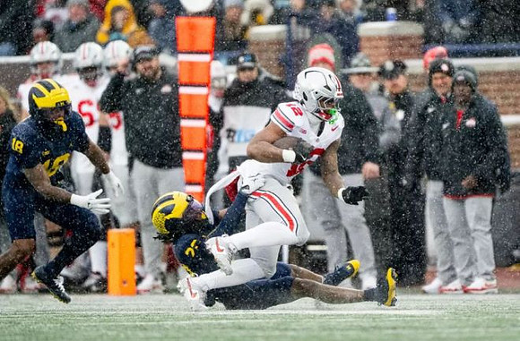 Troy Bowles (18) and Rayshaun Benny (26)