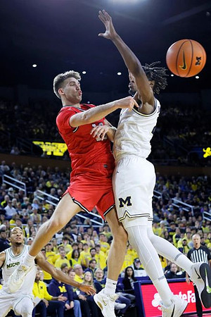 Nimari Burnett (4) and Morez Johnson Jr. (21)
