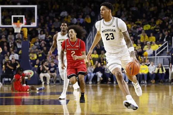 Morez Johnson Jr. (21) and Yaxel Lendeborg (23)