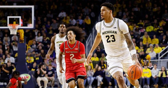 Morez Johnson Jr. (21) and Yaxel Lendeborg (23)