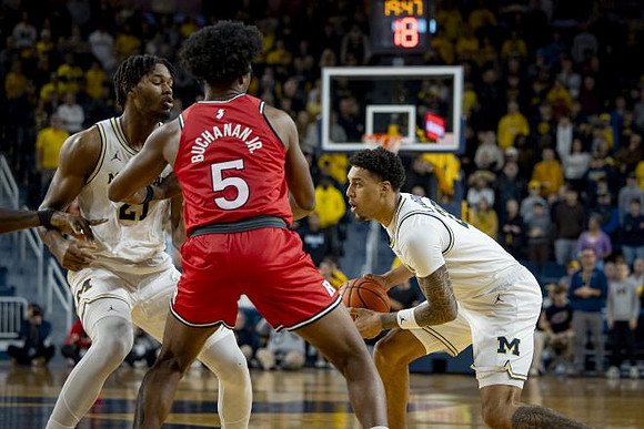 Morez Johnson Jr. (21) and Yaxel Lendeborg (23)