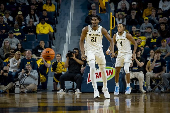 Morez Johnson Jr. (21) and Nimari Burnett (4)