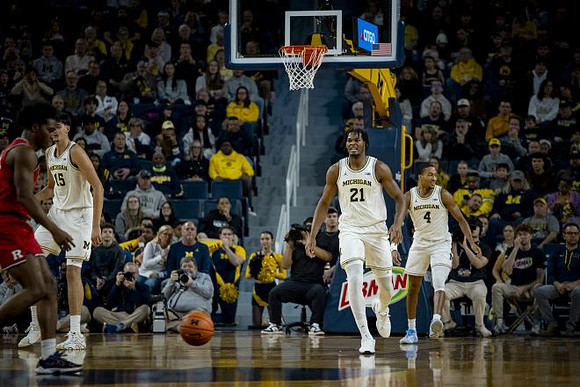 Aday Mara (15), Morez Johnson Jr. (21), and Nimari Burnett (4)