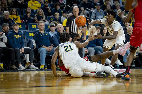 Morez Johnson Jr. (21) and L.J. Cason (2)