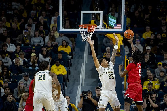 Morez Johnson Jr. (21) and Yaxel Lendeborg (23)