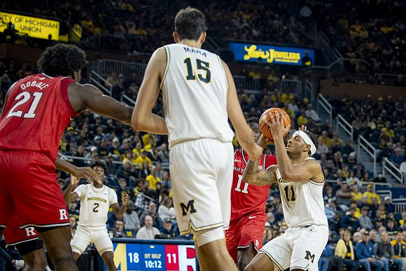 L.J. Cason (2), Aday Mara (15), and Roddy Gayle Jr. (11)