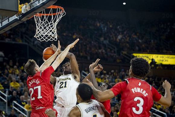 Morez Johnson Jr. (21) and Nimari Burnett (4)