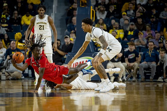 Morez Johnson Jr. (21) and Yaxel Lendeborg (23)