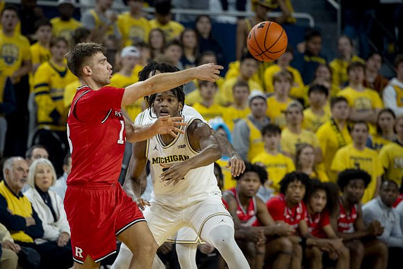 Morez Johnson Jr. (21) and Elliot Cadeau (3)