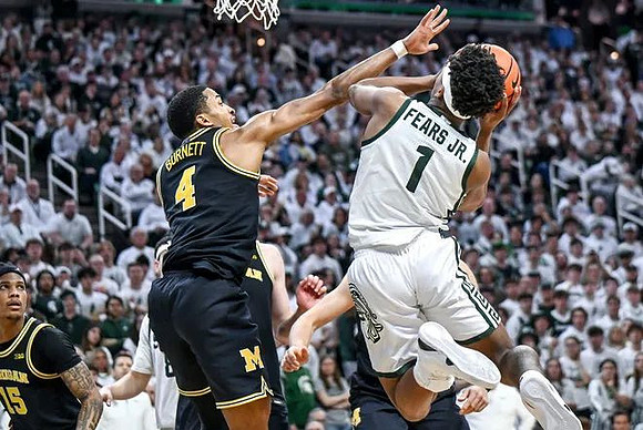 Rubin Jones (15) and Nimari Burnett (4)