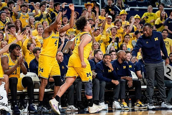 Morez Johnson Jr. (21), Nimari Burnett (4), and Howard Eisley Jr. (7)