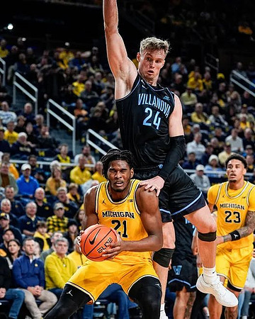 Morez Johnson Jr. (21) and Yaxel Lendeborg (23)