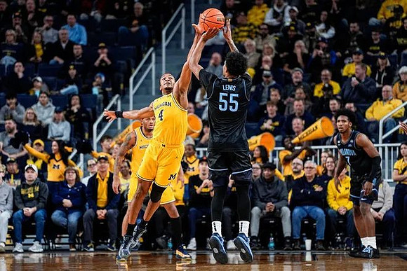 Roddy Gayle Jr. (11) and Nimari Burnett (4)