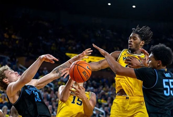 Aday Mara (15) and Morez Johnson Jr. (21)