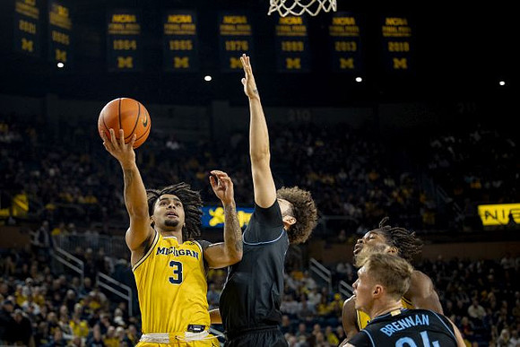 Elliot Cadeau (3) and Morez Johnson Jr. (21)