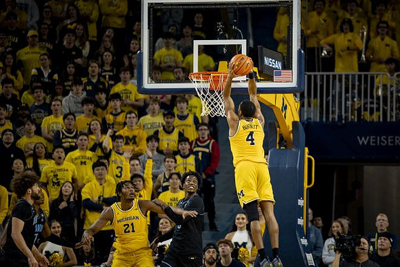 Morez Johnson Jr. (21) and Nimari Burnett (4)