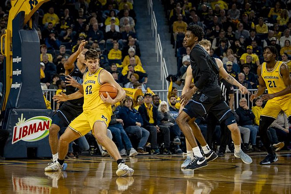 Will Tschetter (42) and Morez Johnson Jr. (21)