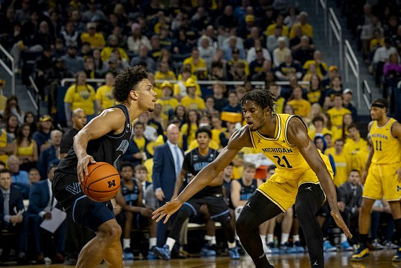 Morez Johnson Jr. (21) and Roddy Gayle Jr. (11)