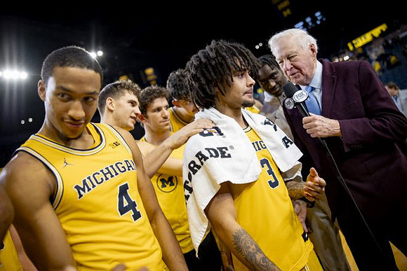 Elliot Cadeau (3) and Michigan Team