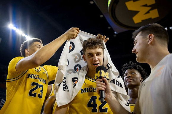 Yaxel Lendeborg (23), Will Tschetter (42), and L.J. Cason (2)