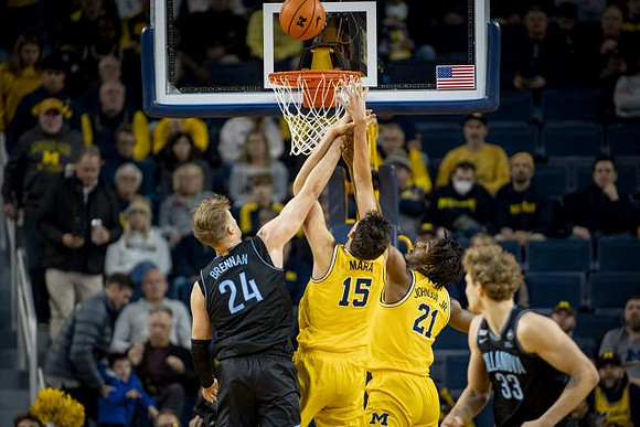 Aday Mara (15) and Morez Johnson Jr. (21)