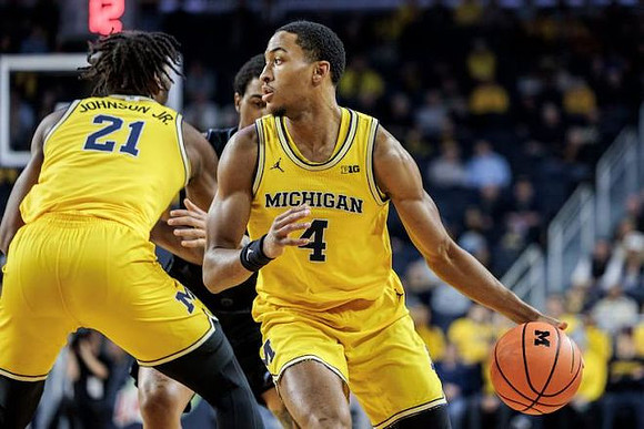 Morez Johnson Jr. (21) and Nimari Burnett (4)