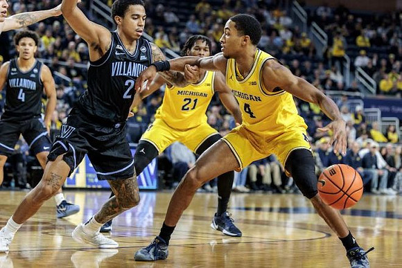 Morez Johnson Jr. (21) and Nimari Burnett (4)
