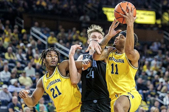 Morez Johnson Jr. (21) and Roddy Gayle Jr. (11)