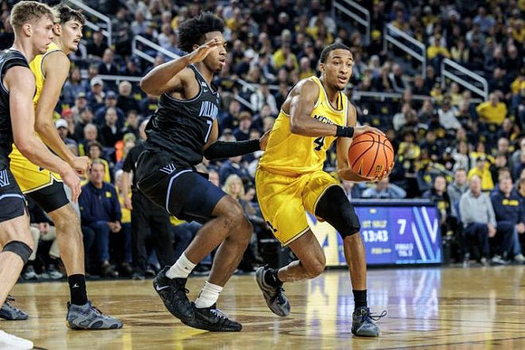 Aday Mara (15) and Nimari Burnett (4)